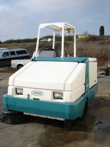 Tennant 6500 floor rider sweeper - nice machine clean